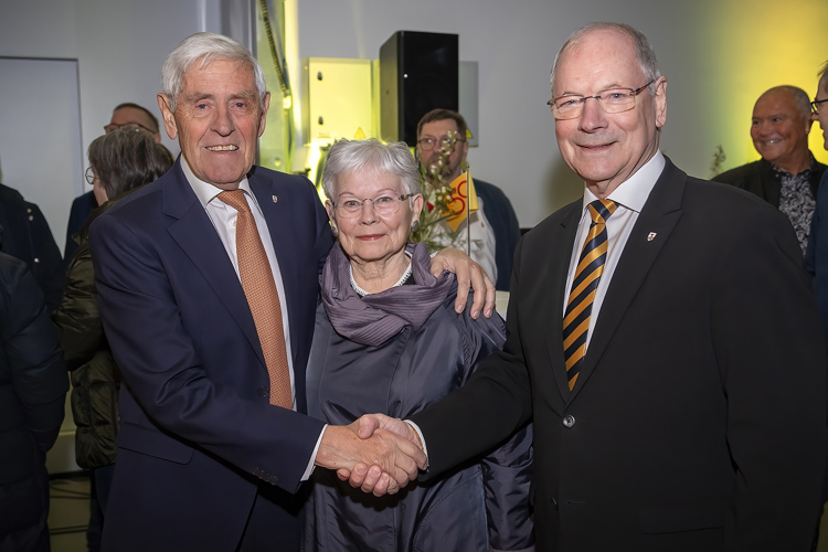 Poul Michelsen, Judi Dench et al. posing for a photo