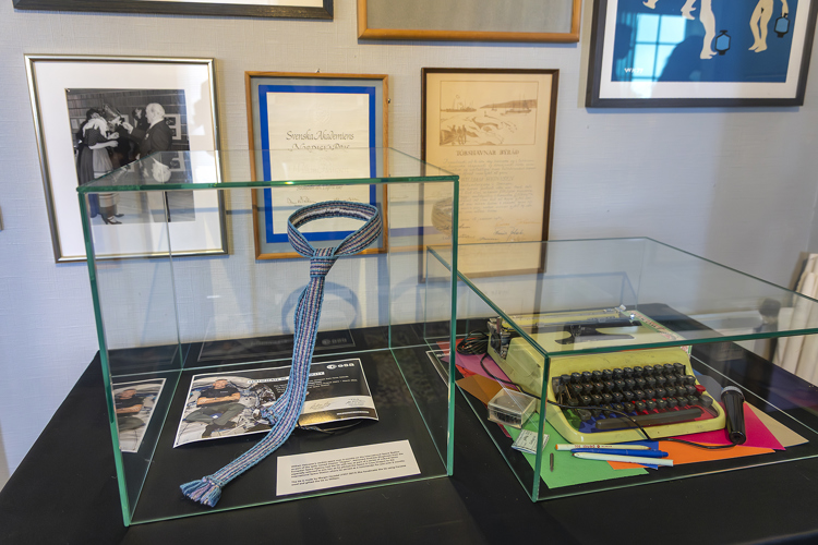 Mangt forvitnisligt er at síggja í Williamshúsi. Her er slipsið og skrivimaskinan hjá Williami Heinesen