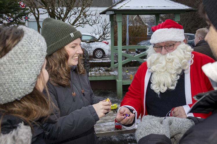 Borgarstjórin og jólamaðurin vóru bæði við, tá nýggja umhvørvisstøðin við Krossgøtu bleiv tikin í nýtslu sunnudagin