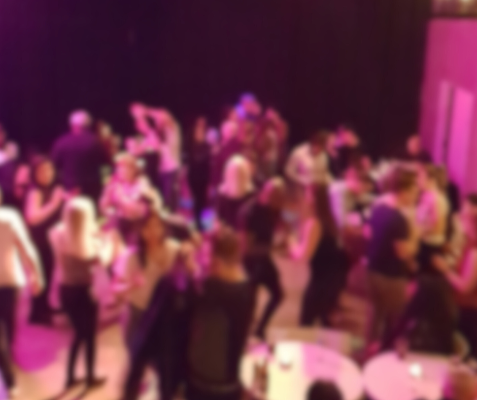 Dansur og tónleikur nógvastaðni í Fjølmentanarvikuni