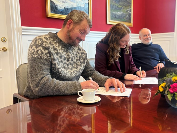 Undirskriva Sáttmála Um Tórsbreyt