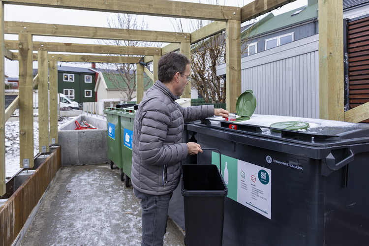 Her ber til at skilja papp, pappír, metal, glas og bleytt plast