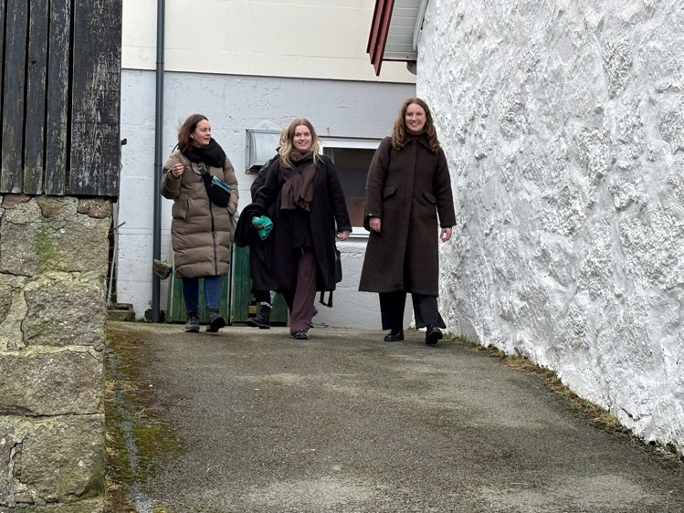 Arna Silvurstein úr staðbundnu nevndini, Anja Weyhe, forkvinna í byggi- og býarskipanarnevndini, og Elsa Berg, borgarstjóri, úti í Hesti