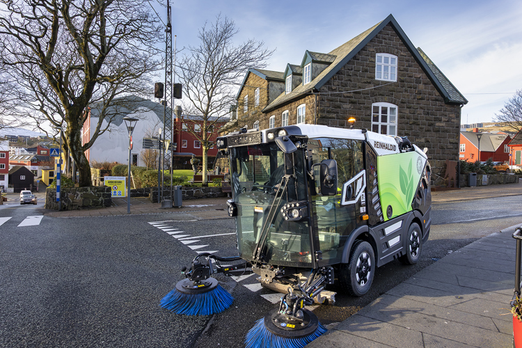 Nýggju feiibilarnir hjá Reinhaldinum kunnu koyra umleið átta tímar upp á eina løðing