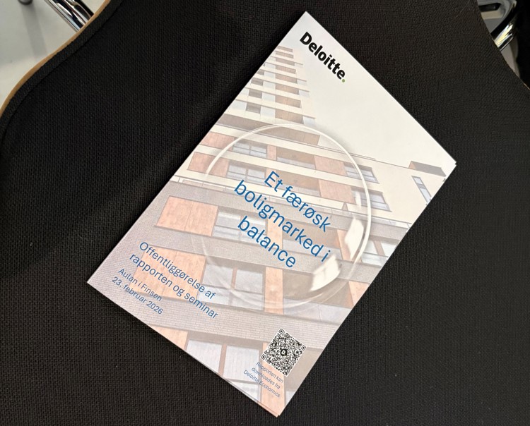 A report cover from Deloitte titled "Et færøsk boligmarked i balance," featuring a building image and a QR code.