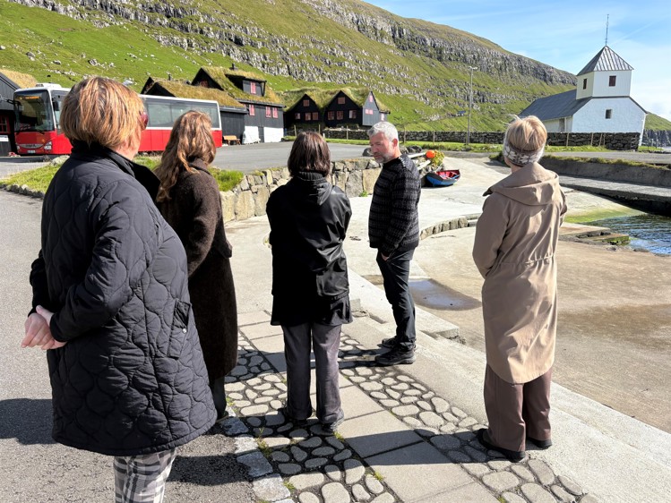 Sveinur Zachariasen úr staðbundu nevndini greiddi frá