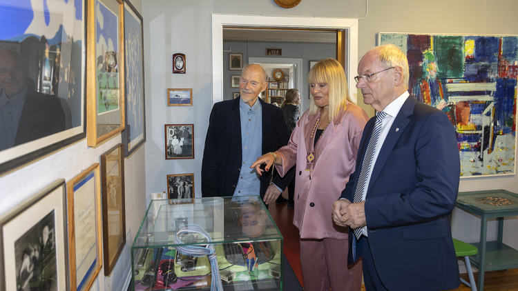 Zacharias Heinesen og Elisa Heinesen, sonur og abbadóttir Williams, greiða frá