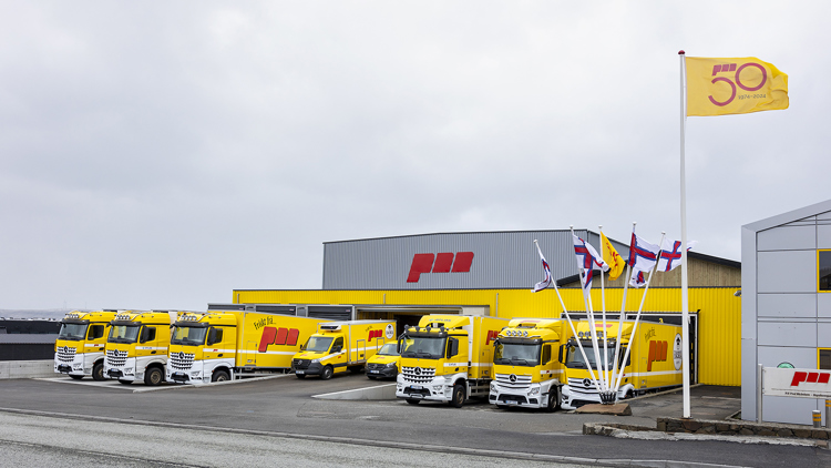 a row of yellow and white trucks