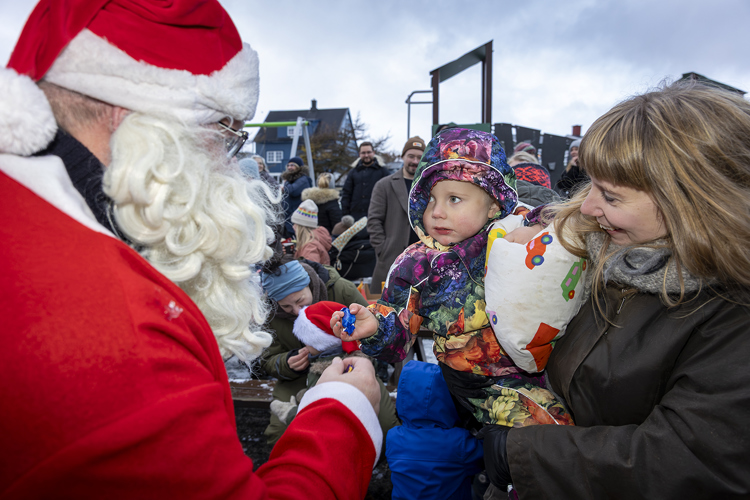 Hjá teimum yngstu var tað meira spennandi at fáa eina karamellu frá jólamanninum enn at skilja rusk